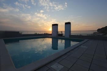 ALTIDO Nazare 3-BR Flat w/Terrace & Rooftop Pool