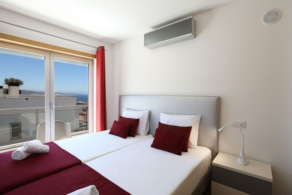 ALTIDO Nazare 3-BR Flat w/Terrace & Rooftop Pool