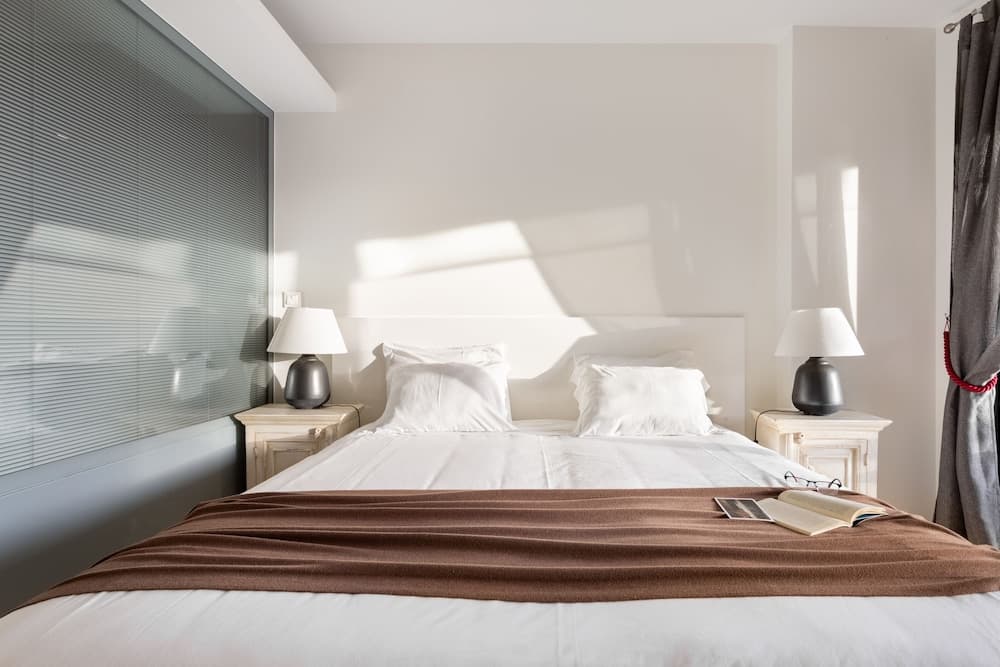 ALTIDO Superb Apt w/Terrace Pool & Spa in Cascais