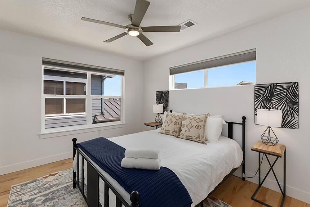 Gorgeous Townhome steps from the Brewery District!