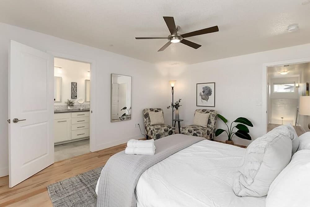 Gorgeous Townhome steps from the Brewery District!