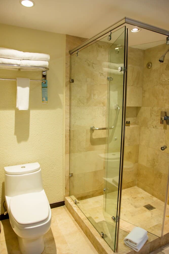 Spacious One Bedroom Suites With Kitchen, Bay Views & Access to Outdoor Pools