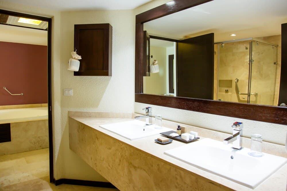 Spacious One Bedroom Suites With Kitchen, Bay Views & Access to Outdoor Pools