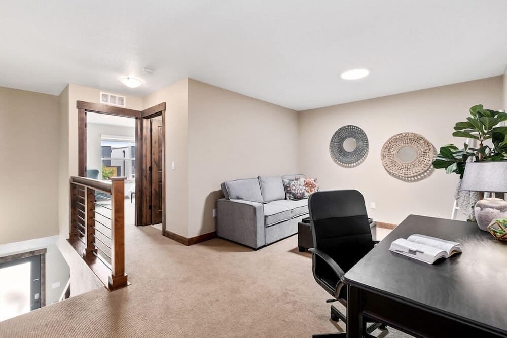 Spectacular Townhome near Breweries and River District!