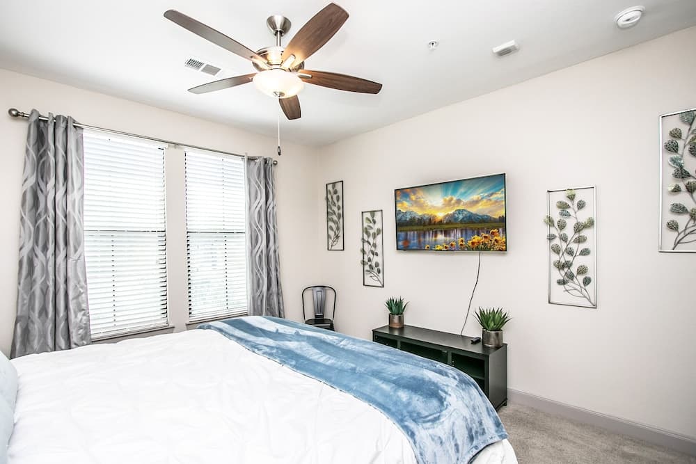 Rooftop Pool, Views, Close to Shops & Dining 1131