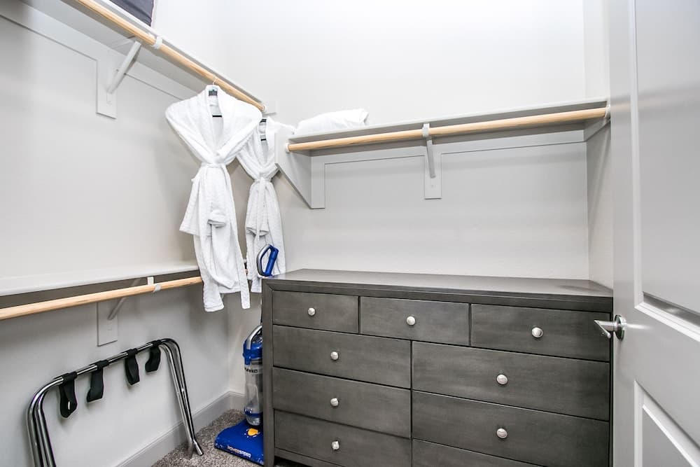 Rooftop Pool, Views, Close to Shops & Dining C4427