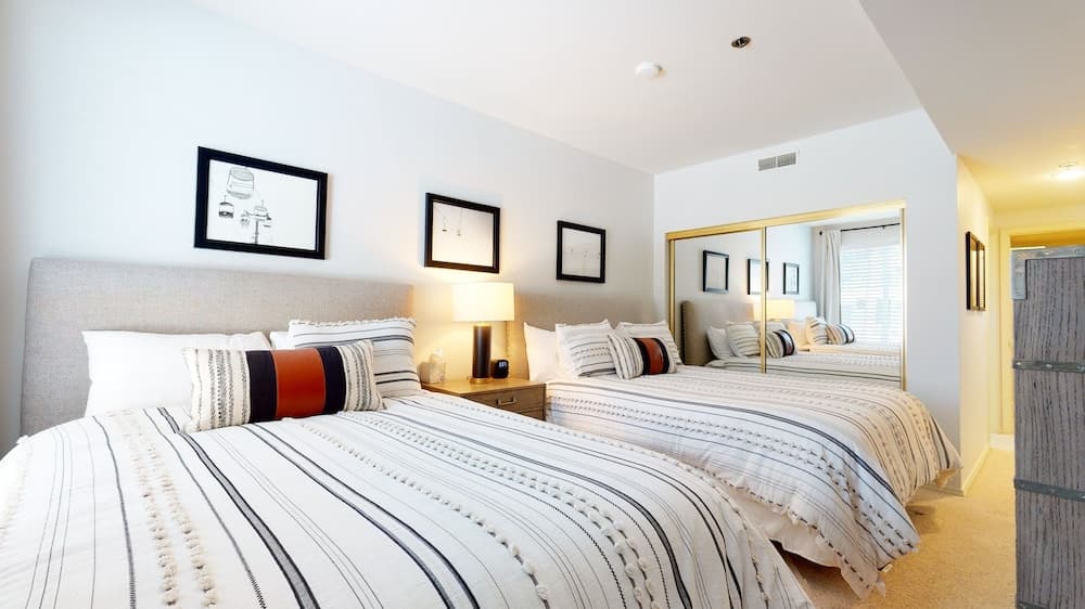 Silver Bear 21 Updated, Light and Bright, Walk to Canyon Lodge and Gondola by RedAwning