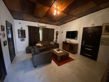 Stunning 2-bed House in Madina.place to Call Home