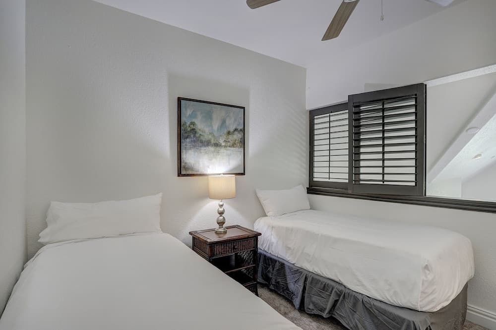 Newly Remodeled 2 Bedroom + Loft on the River 2 Condo by Redawning