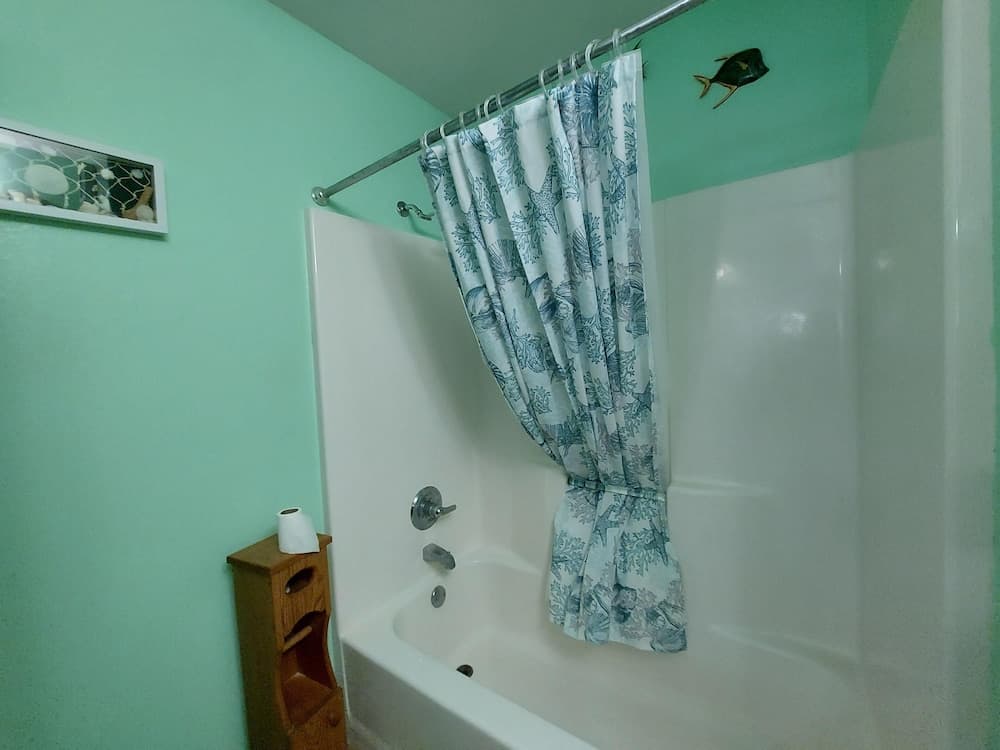 Blue Bird Hill with Deck & Middle of Branson Location