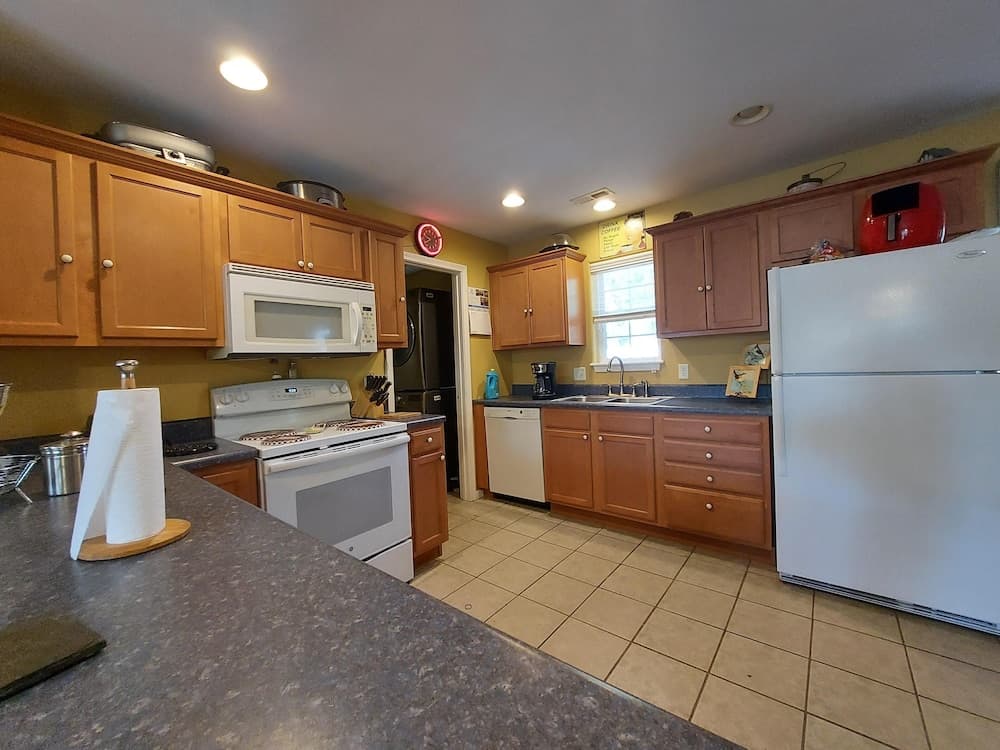 Blue Bird Hill with Deck & Middle of Branson Location