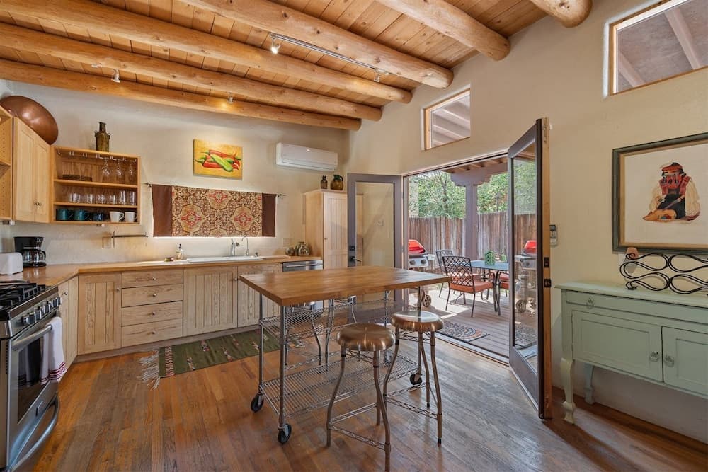 Casa de Lorenzo - Spacious Yard With Hot Tub and Fire Pit