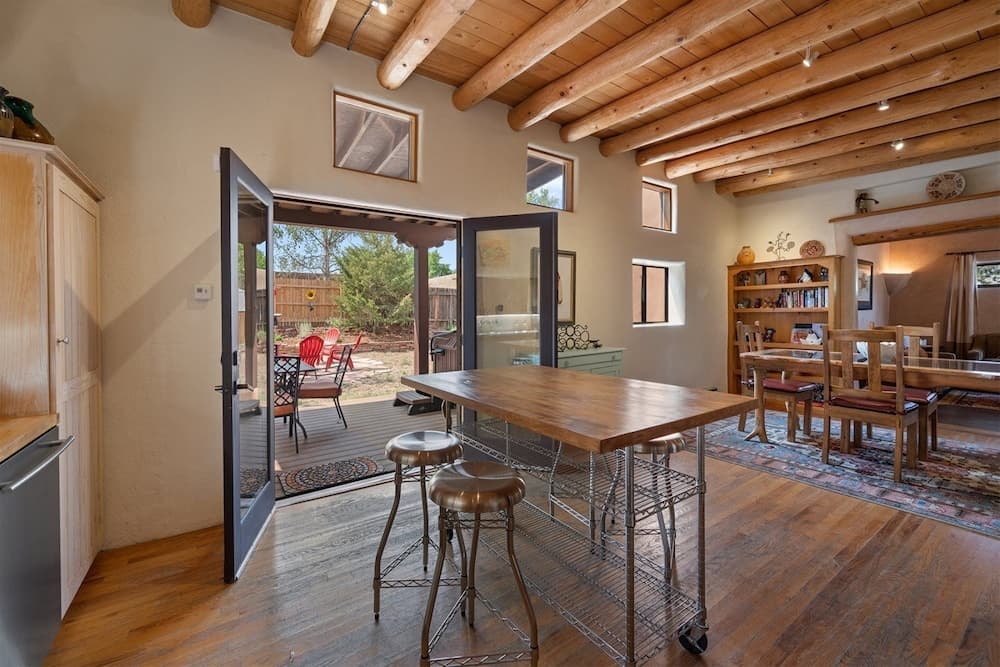 Casa de Lorenzo - Spacious Yard With Hot Tub and Fire Pit