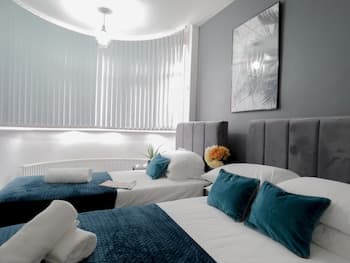 Tudors eSuites Four Bedroom House Garden