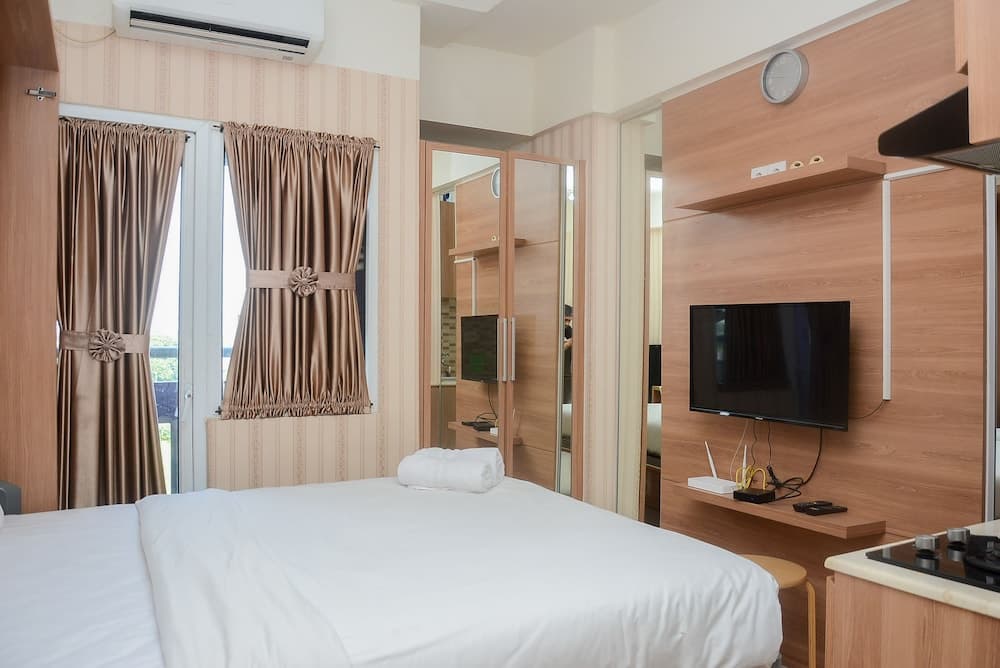 Functional Studio Green Pramuka Apartment near Shopping Center