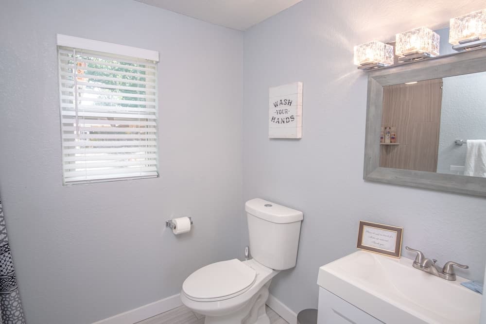 Remodeled Vintage Charm 1br/1ba Apt Close to DT