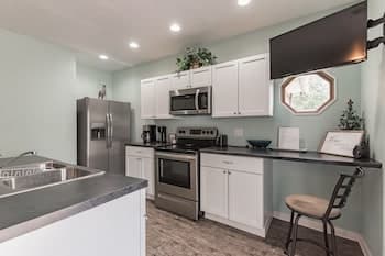 Quiet And Comfy Studio Apartment In South Bend, Minutes From Notre Dame! Pet Friendly! Apts