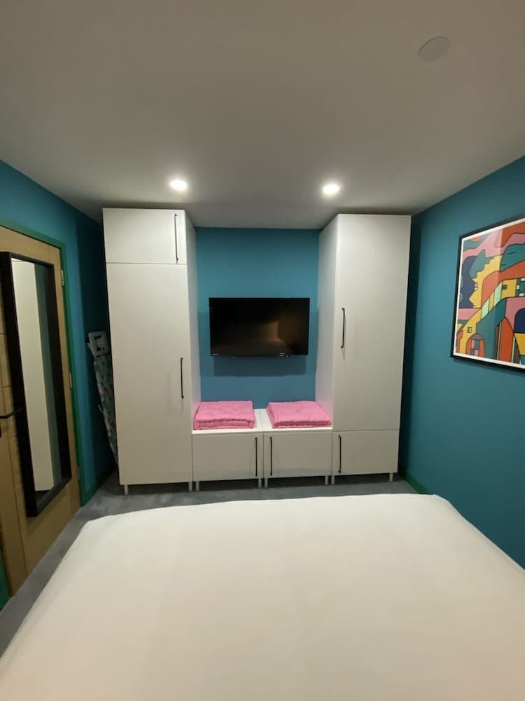 Aaron Wise - 51 Fitzhamon