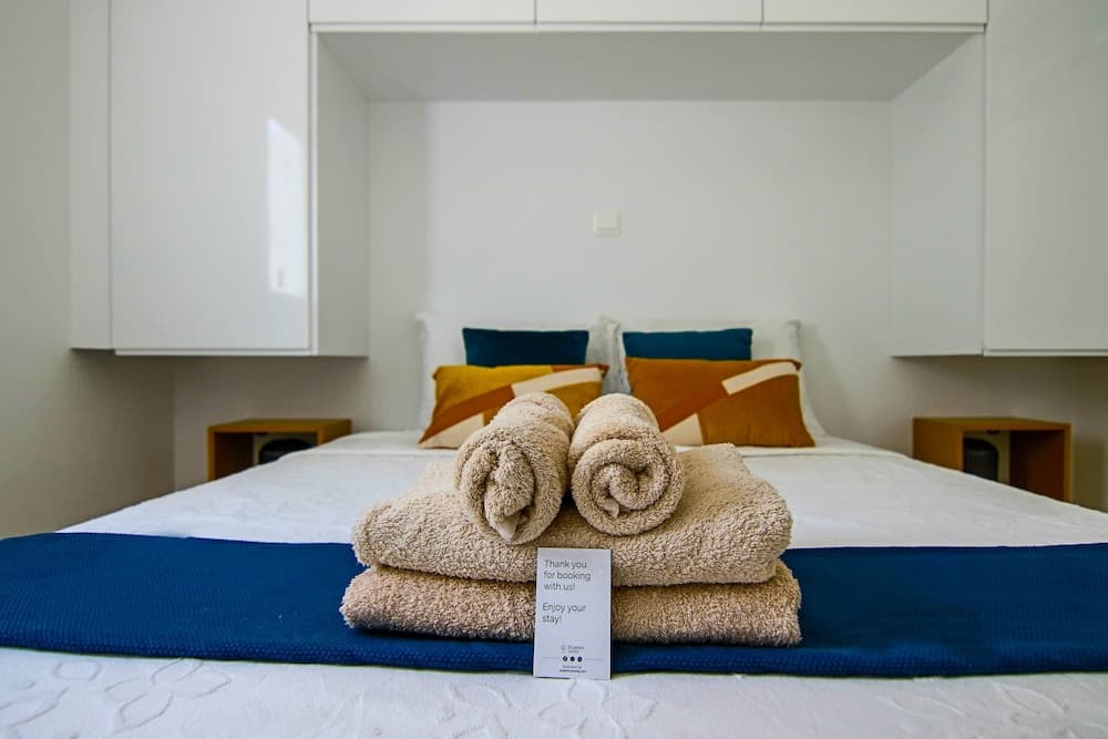 Phaedrus Living Gold Flat Lighthouse 48