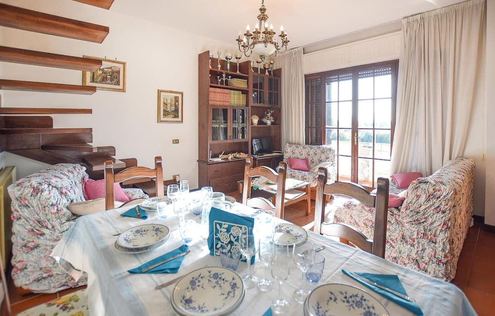 Nice Apartment in Capezzano Pianore With 3 Bedrooms and Wifi