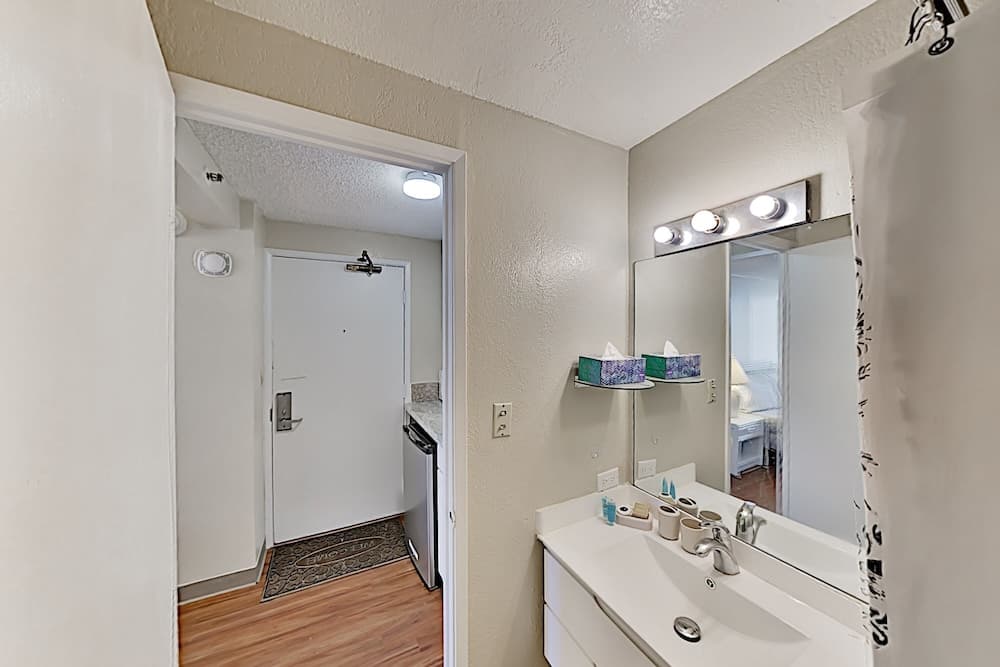 Hawaiian Monarch 916 Condo by Redawning