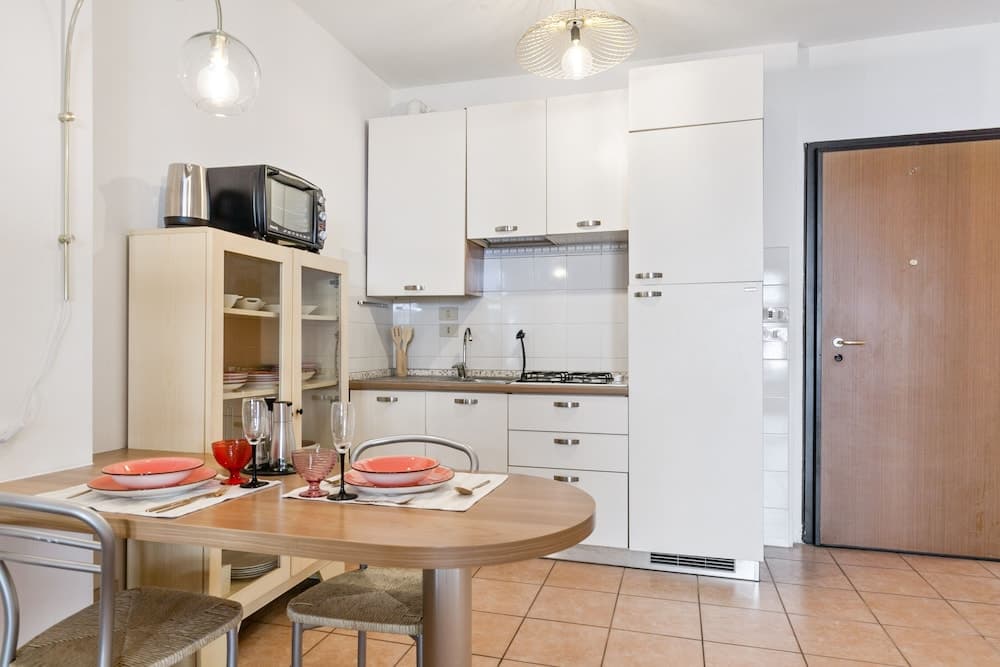 Airport & Station Flat - Private Parking