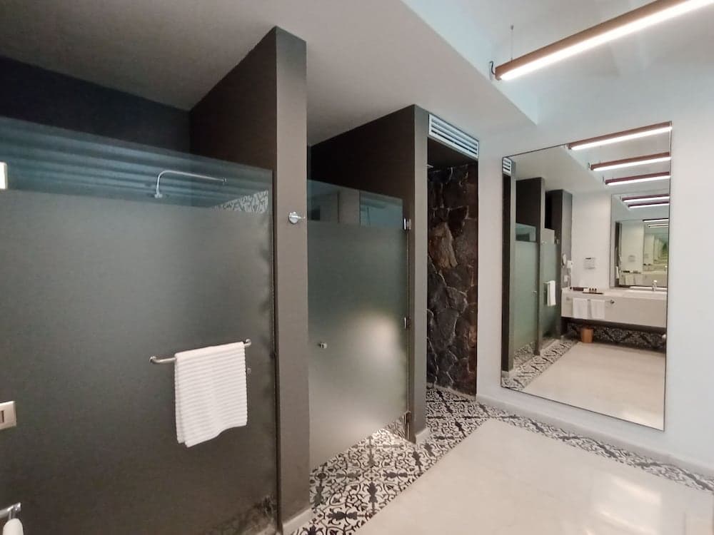 Huayacán Cuernavaca Curamoria Collection