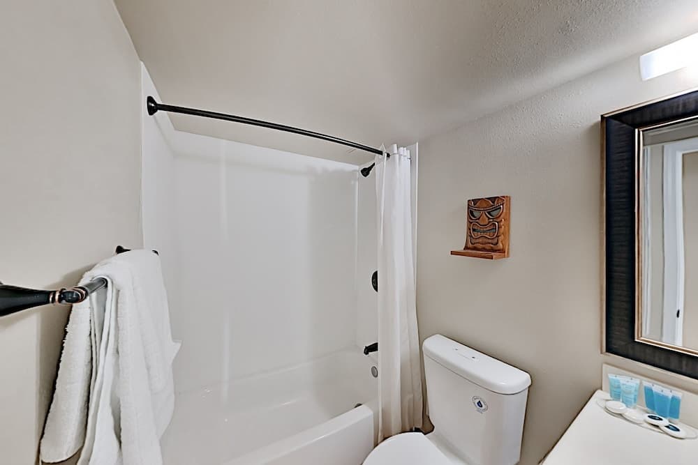 Bamboo 1002 Condo by Redawning