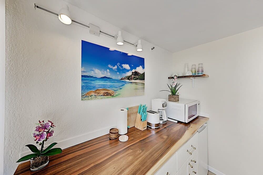 Hawaiian Monarch 1604 Condo by Redawning