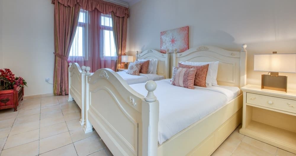 Beautiful Large 4 B/R Villa W/ Pool Jumeirah Island