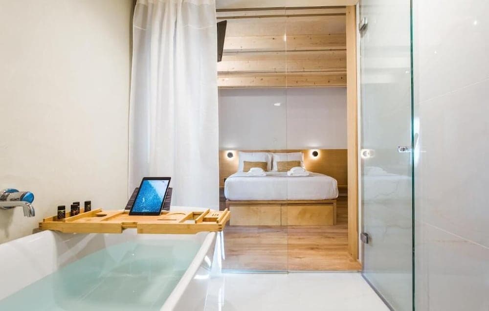 Thallos the Boutique