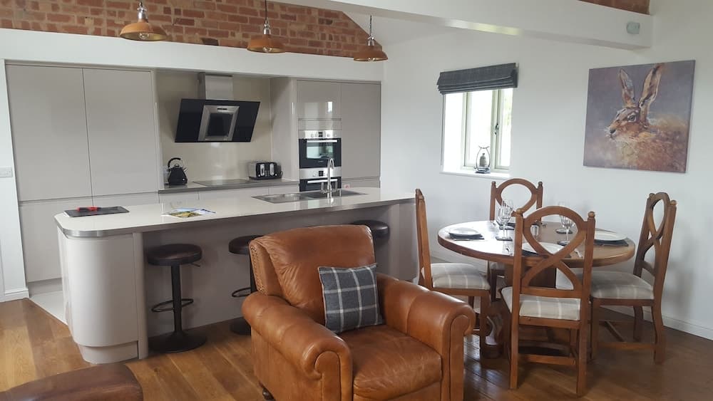 The Shippon -hot Tub ext chg - Superking-log Fire