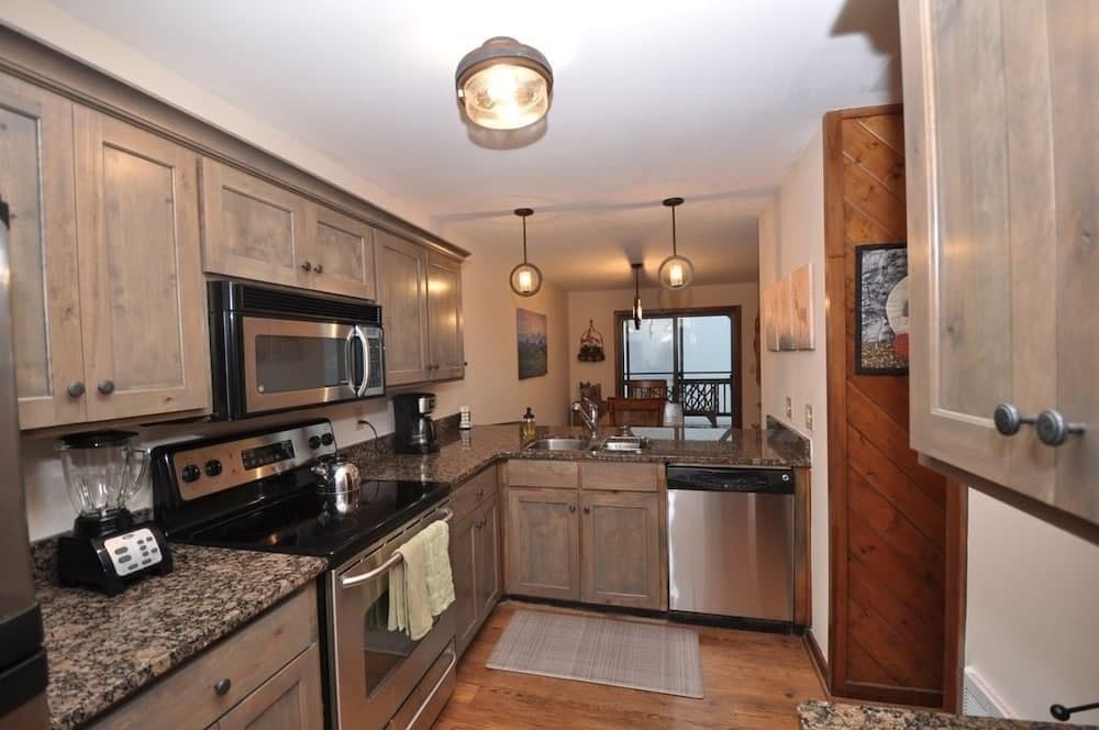 The Crest 200c 2 Bedroom Condo by Redawning