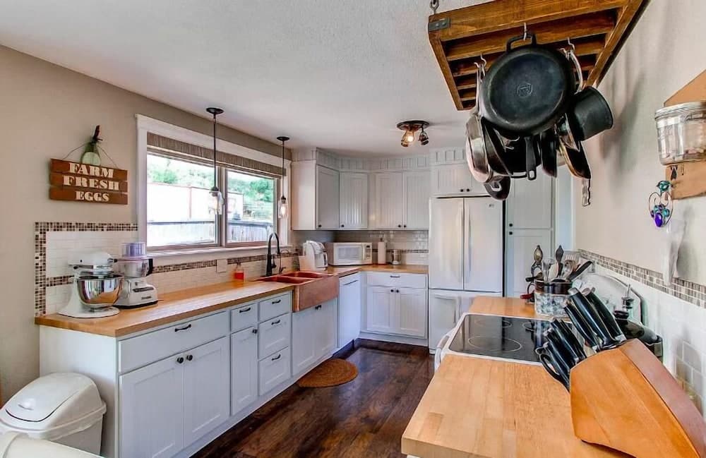 Hidden Valley Retreat. Foothill views. Large Yard!