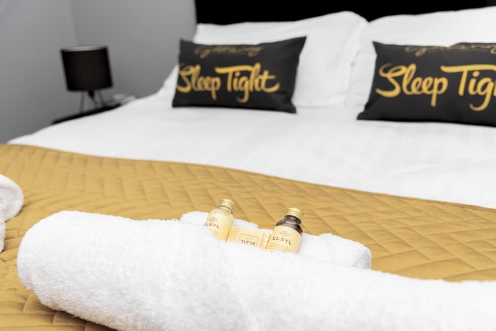 The Berwyn - Berwyn House - Central Wrexham - Sleeps Up to 7