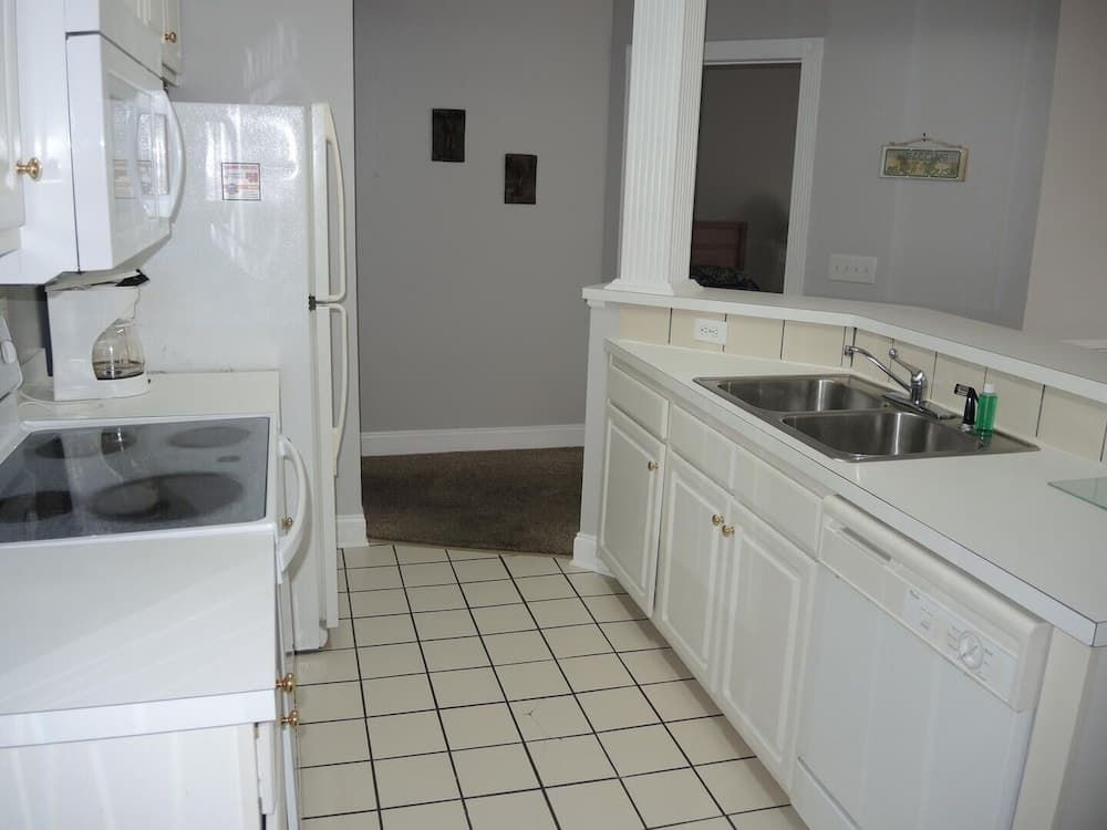 1005m 1 Bedroom Condo by RedAwning