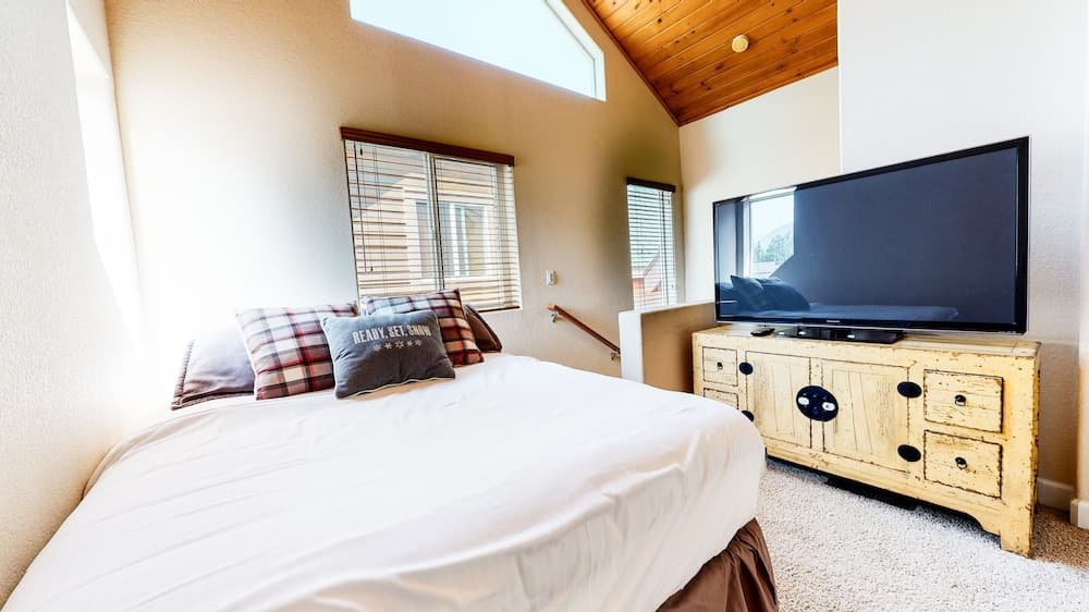 Mammoth Gateway Village 7 Pet-Friendly, Mountain Modern with Private Jacuzzi and 2 Car Garage by RedAwning