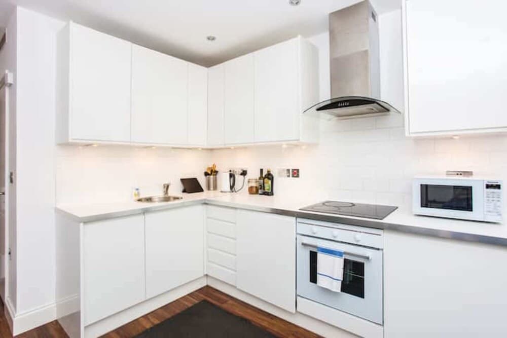 Energised Apartment With Gym in Brent Park