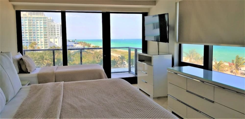 Alexander 702 3 Bedroom Apts by RedAwning