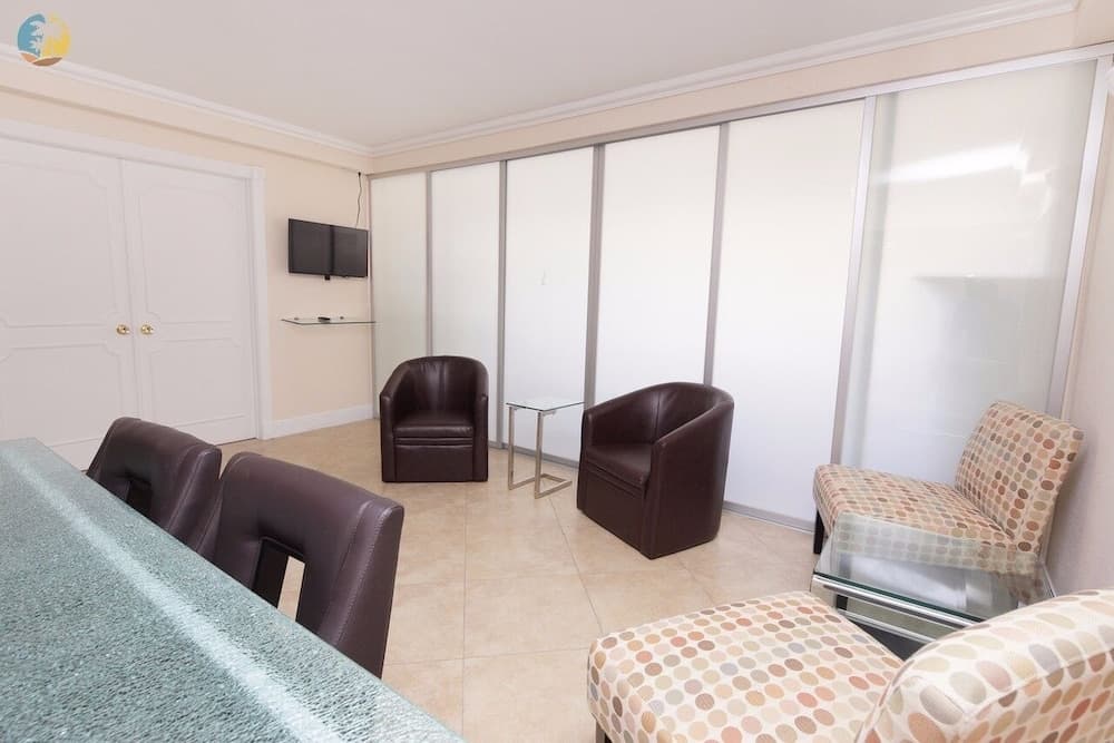 Alexander 1620 3 Bedroom Apts by RedAwning