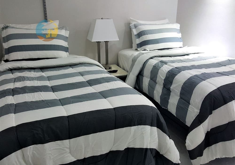 Alexander 518 4 Bedroom Apts by RedAwning