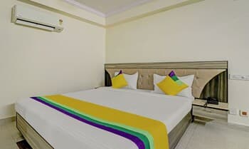 Itsy By Treebo - Eesha Elite