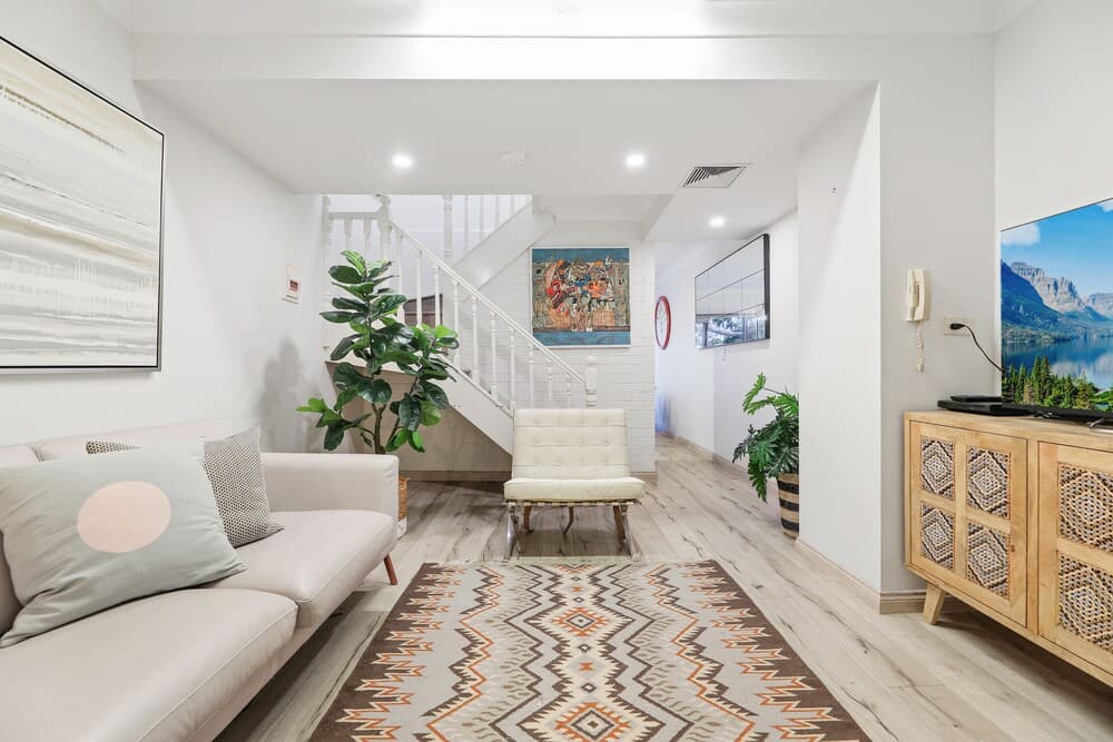 Auburun Designed 2 Bedrooms Home with Free Parking by KozyGuru