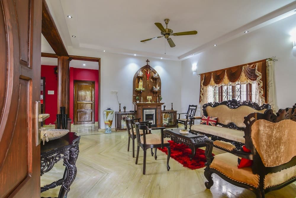 Goa - Villa - Sleeps 6 - Parking - Garden