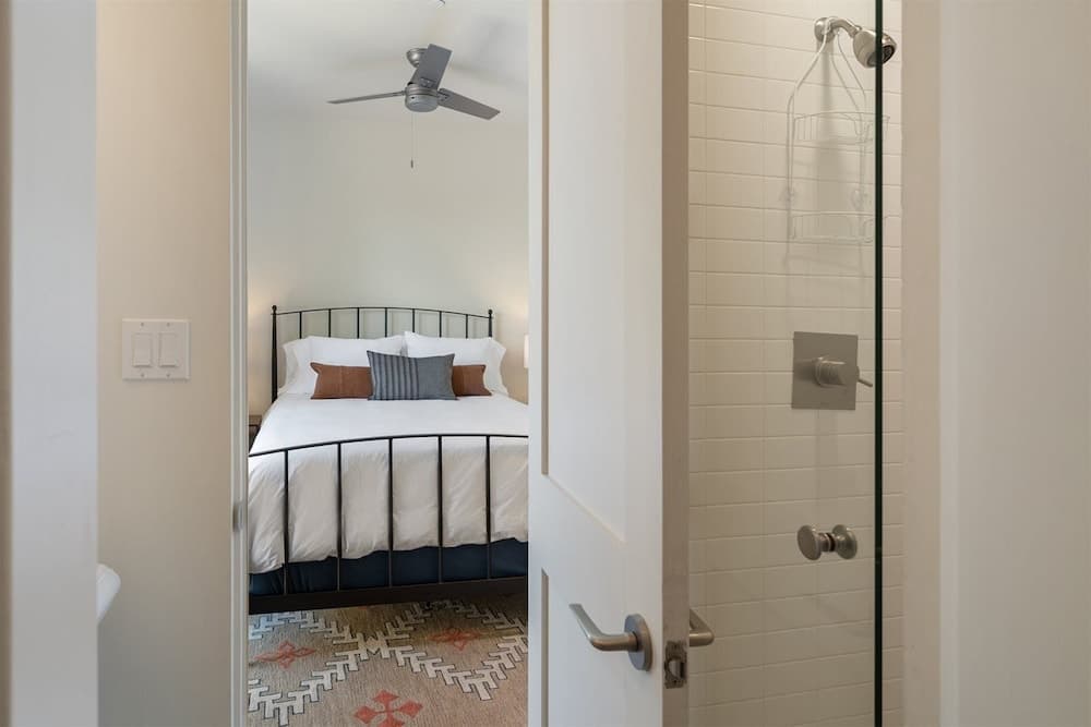 Stone's Throw - Unbeatable Location, Lovely Modern Interior