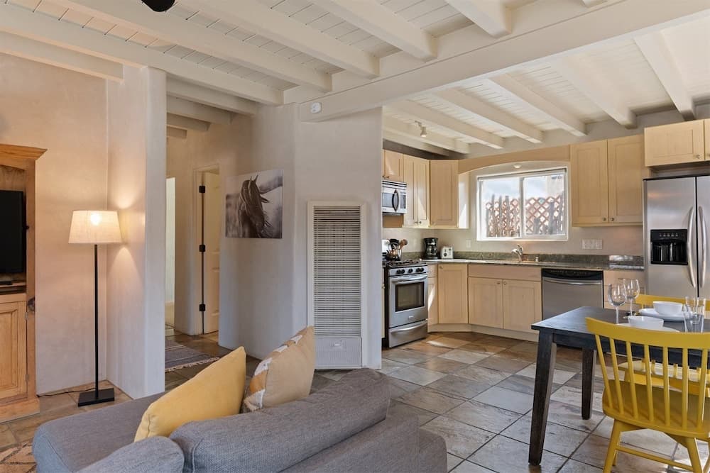 Reposado - Kiva Fireplace, Walk Everywhere, Adorable Patio