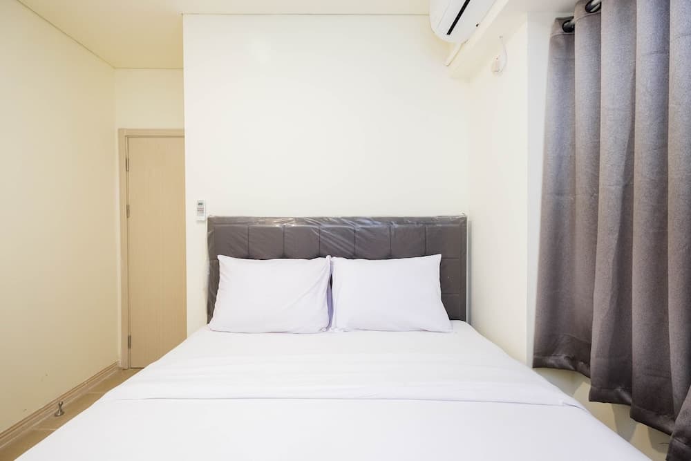 Homey And Cozy Living 1Br + Working Room At Meikarta Apartment