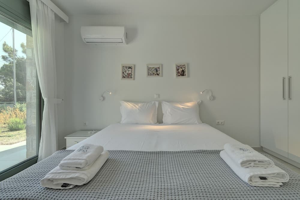 Ouzo Stone House 2, with private pool