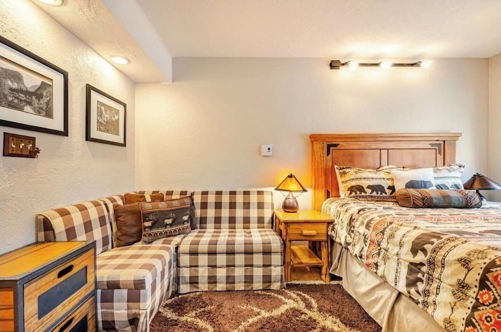 Four O'clock Lodge B05