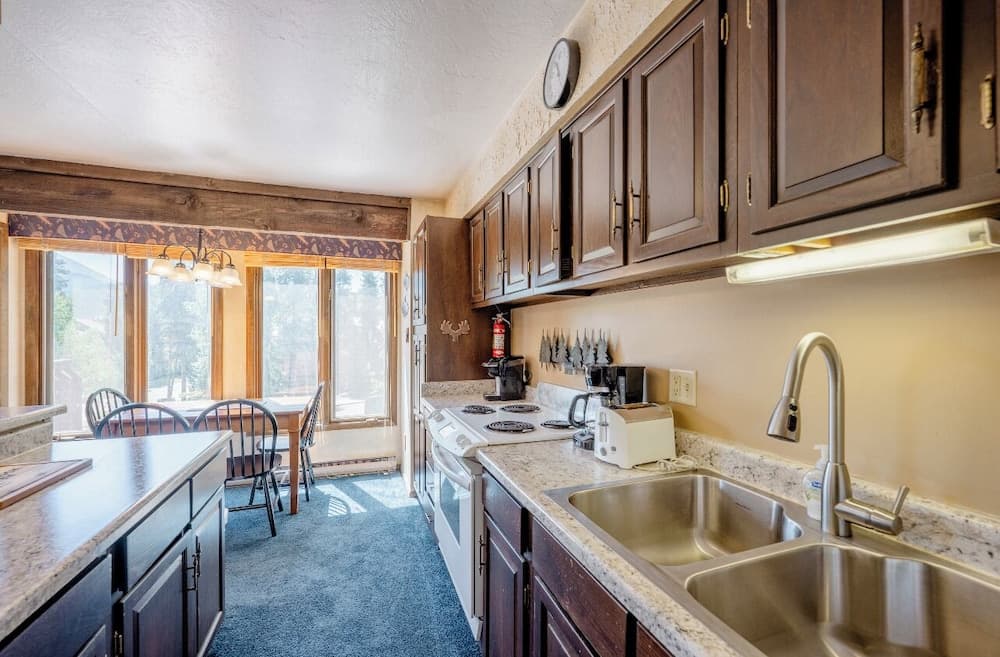 Four O'clock Lodge B14